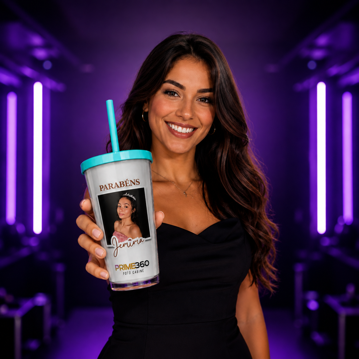 Copo personalizado com foto entregue como lembrança de festa
