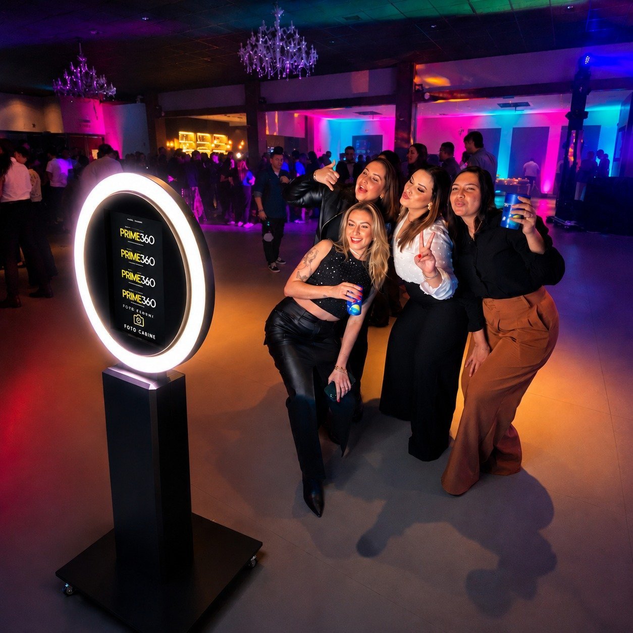 Amigas posando no totem ring light da Prime360 em festa em Santa Catarina