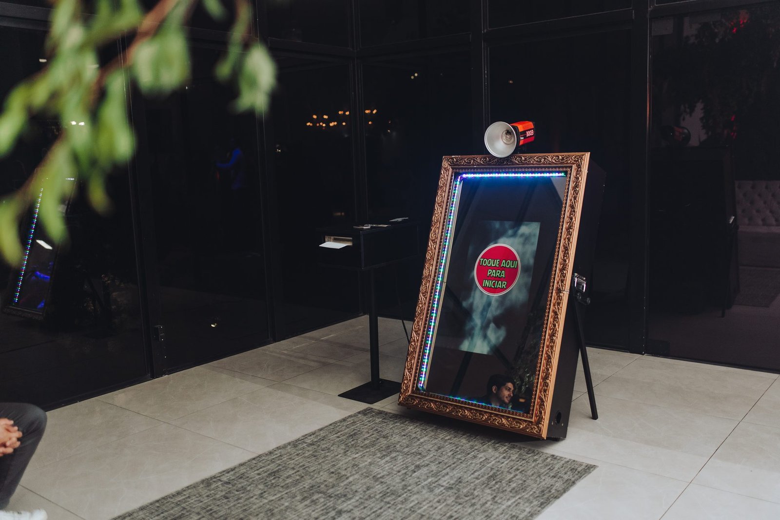 Convidados se fotografando no espelho mágico da Prime360 em evento em Santa Catarina