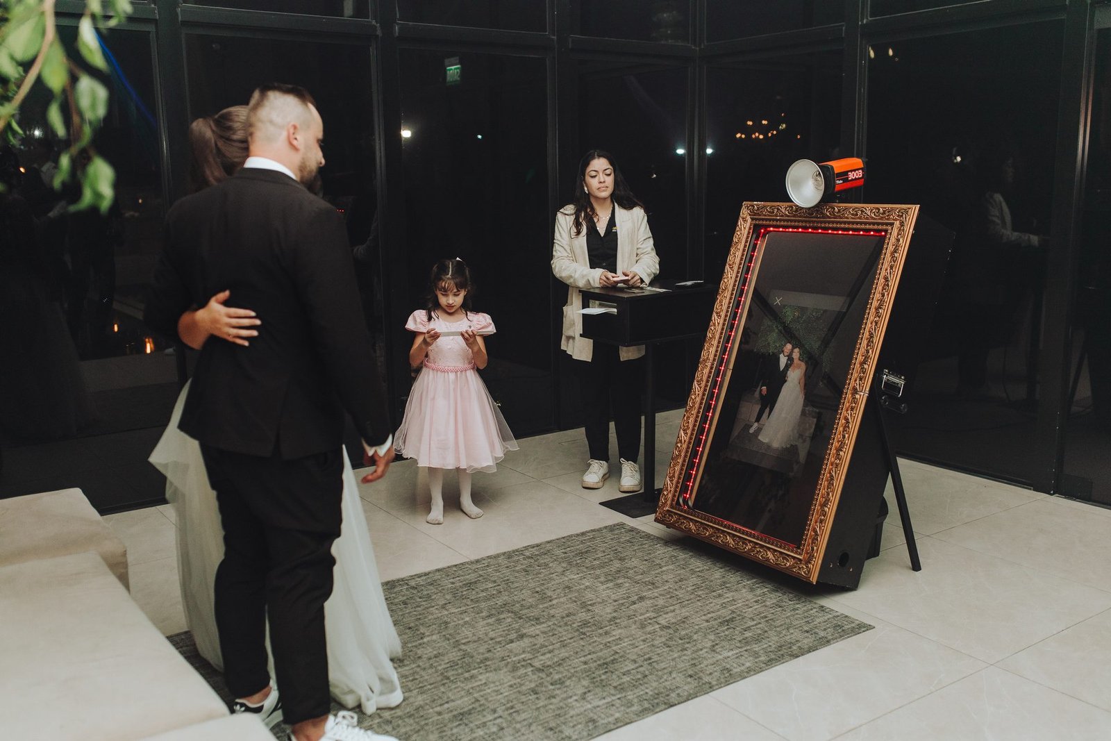 Convidados posando no espelho mágico da Prime360 em casamento em Santa Catarina