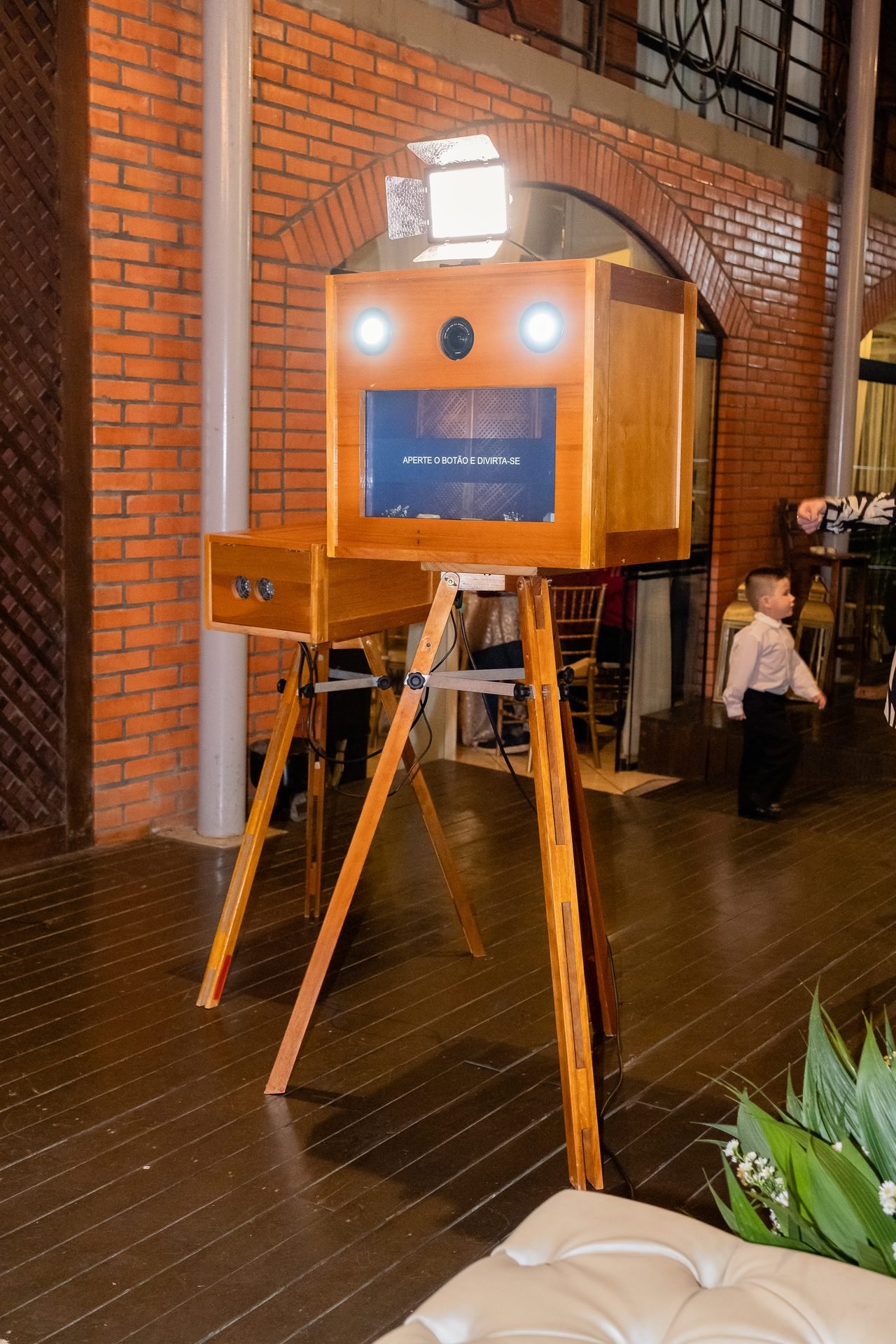 Totem retrô de madeira da Prime360 em casamento ao ar livre em Santa Catarina
