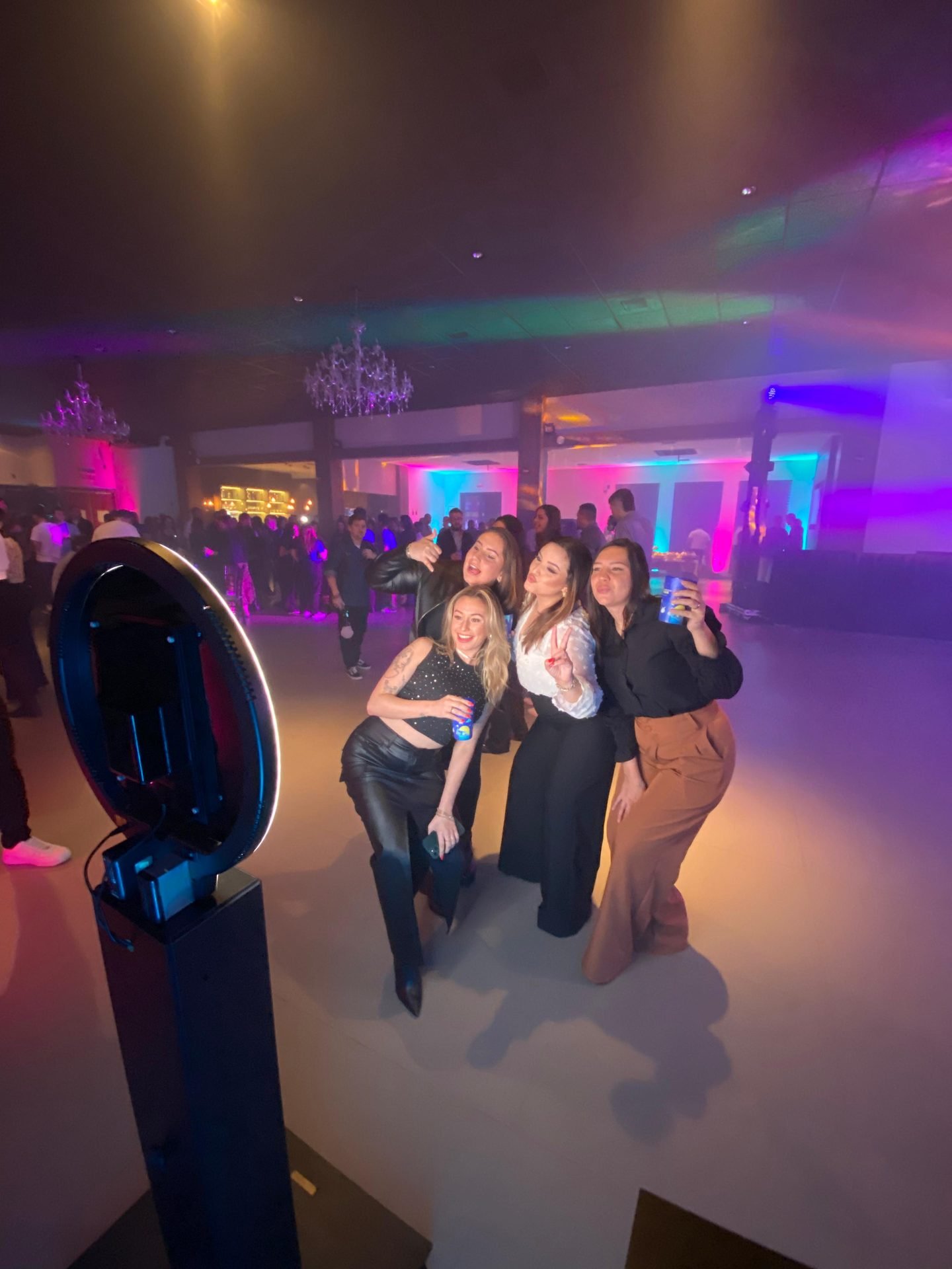 Convidadas se divertindo com o totem ring light da Prime360 em festa em Santa Catarina